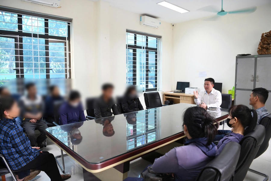 Thiếu tướng Nguyễn Minh Tuấn, Giám đốc Công an tỉnh trực tiếp làm việc với phụ huynh, người giám hộ của các đối tượng để làm rõ một số nội dung thông tin ban đầu.