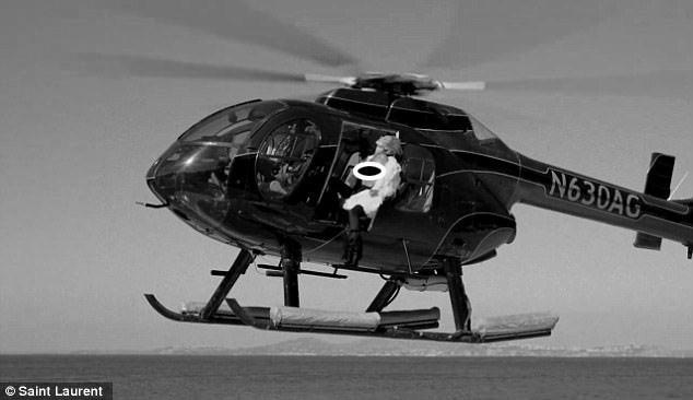 Kate Moss đẹp “bốc lửa” trong clip quảng cáo mới.