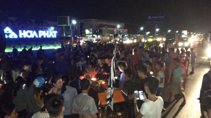 Người dân tụ tập rất đông trên quốc lộ 5A đoạn ngã tư Phố Nối A. Ảnh: Quốc Anh Nguyễn.