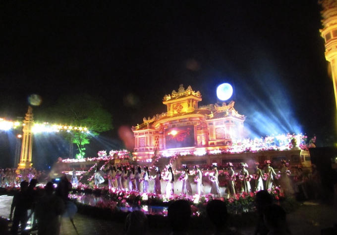 Mặc dù trời mưa nhưng không vì thế mà buổi biểu diễn nghệ thuật kém phần sôi động.