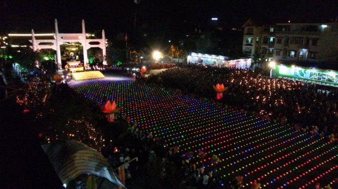 Hoan hỉ với Phật tử Việt Nam, Đức Phật quang lâm trước giờ kéo khăn phủ khai quang.