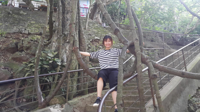 Lối lên động có một cái gắm lâu đời, thân dây vắt ngang lối đi tạo nên những chiếc võng đung đưa trong gió. Theo truyền thuyết đây là nơi tiên giáng trần vui đùa.