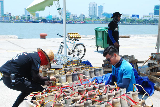 Ở góc còn lại, đội Ba Lan cũng đang miệt mài lắp đặt hệ thống bắn pháo hoa của mình.