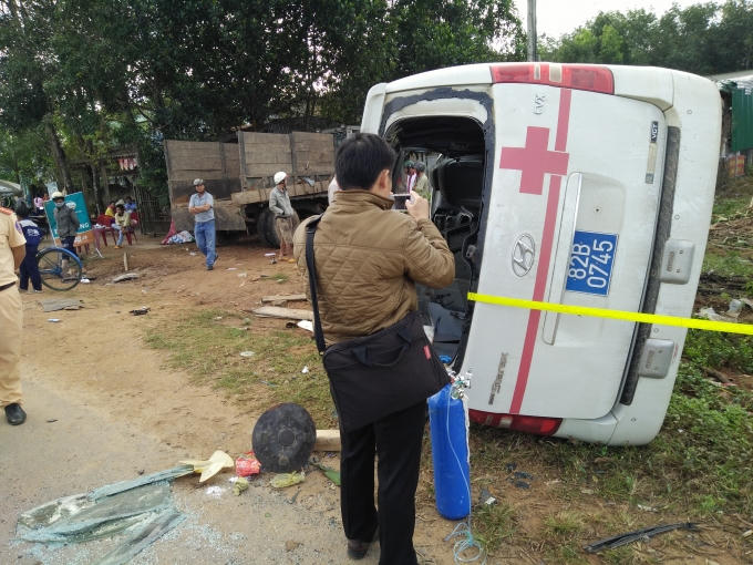 Xe cứu thương gặp tai nạn nghiêm trọng