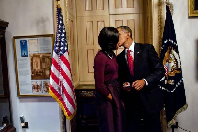 Bức ảnh thứ hai Tổng thống Obama đăng lên Twitter với thông điệp: “Bên cạnh nhau 24 năm và nhiều hơn thế nữa” nhận được 190.000 lượt yêu thích và làm tan chảy mọi trái tim của người hâm mộ trên toàn thế giới.