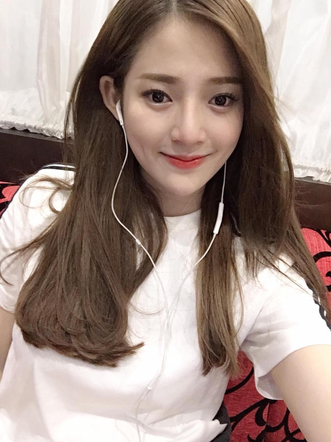 Ngắm c&aacute;c nữ CĐV xinh đẹp h&uacute;t hồn -