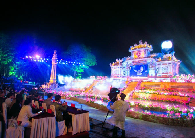 Chùm ảnh ấn tượng đêm khai mạc Festival nghề truyền thống Huế 2017