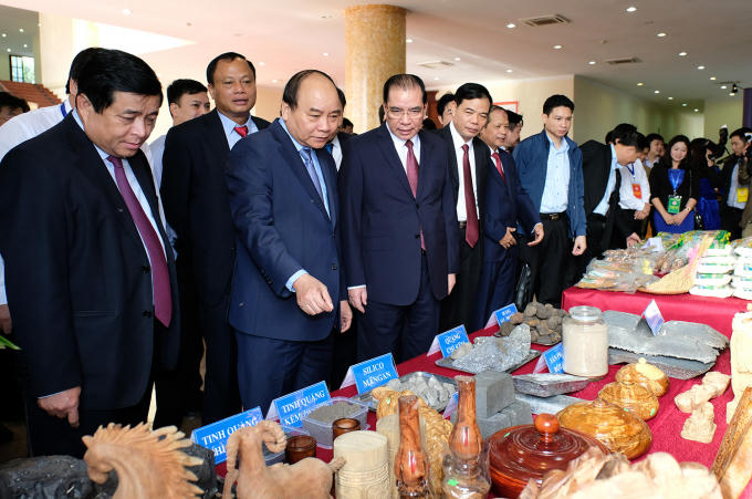 Thủ tướng Nguyễn Xuân Phúc và nguyên tổng bí thư Nông Đức Mạnh tham quan các gian hàng.