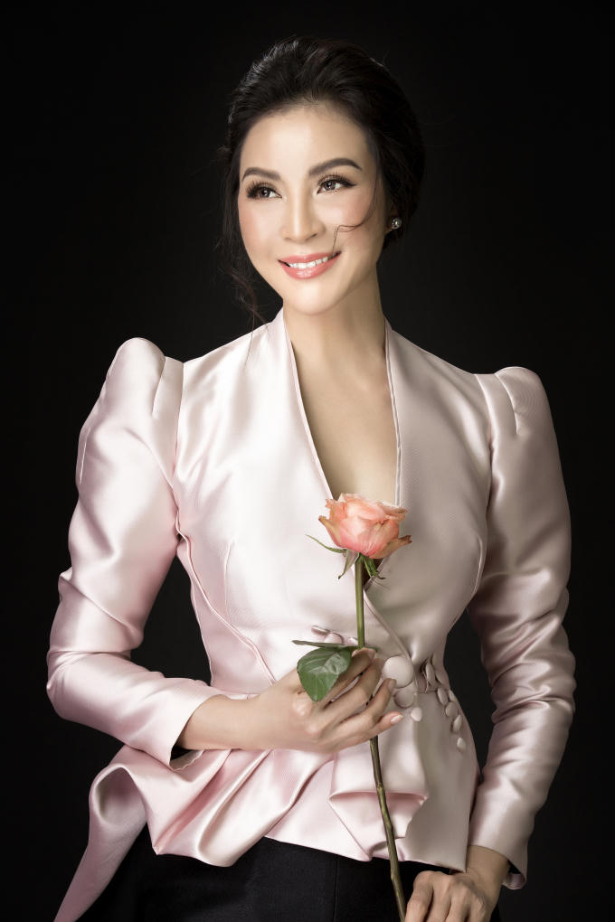 Hiện Thanh Mai làm chủ một hệ thống thẩm mỹ viện tại TP HCM. Người đẹp cố gắng sắp xếp thời gian vừa kinh doanh vừa hoạt động nghệ thuật, thỏa mãn niềm đam mê.