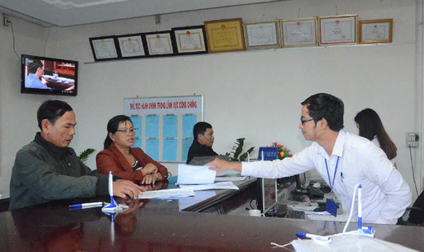 Cán bộ tư pháp hướng dẫn người dân kê khai giấy tờ ở Gia Lai.