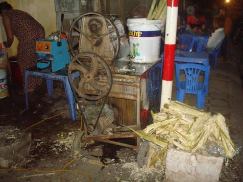Nước mía được pha chế trong môi trường mất vệ sinh.