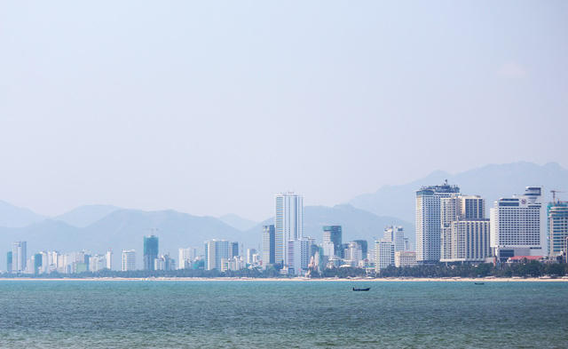 Đề xuất lấn Vịnh Nha Trang được nêu trở lại vào giữa tháng 4/2017 tại UBND tỉnh Khánh Hòa. Theo đó, cán bộ Viện Quy hoạch đô thị và Nông thôn quốc gia (Bộ Xây dựng) đã giới thiệu và thuyết trình ý tưởng của chuyên gia người Thụy Sỹ, do Sở Xây dựng Khánh Hòa mời.