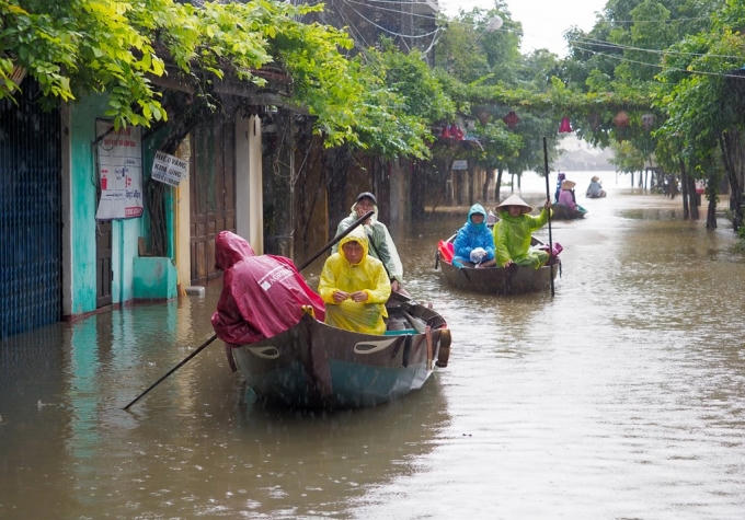 Dịch vụ chèo thuyền đưa người qua vùng ngập đối với du khách là 100.000 đồng/15 phút/người, còn dân địa phương là 10.000 đồng từ đầu đoạn ngập về nhà và ngược lại.