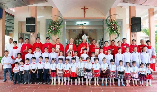 Những đứa trẻ  ở Cô nhi viện trong ngày lễ mừng Đức Thánh tổ.