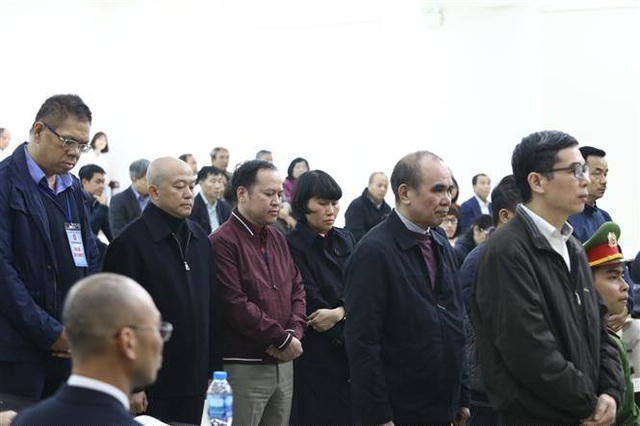 Các bị cáo nghe tòa tuyên án.