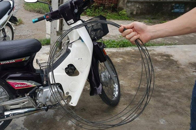 Đoạn dây điện rơi trúng người dân được tháo dỡ ngay sau đó.