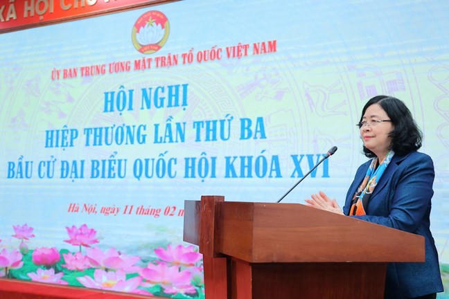 Bà Bùi Thị Minh Hoài, Ủy viên Bộ Chính trị, Bí thư Trung ương Đảng, Bí thư Đảng ủy MTTQ, các đoàn thể Trung ương, Chủ tịch Uỷ ban Trung ương MTTQ Việt Nam, Phó Chủ tịch Hội đồng bầu cử Quốc gia phát biểu tại Hội nghị.