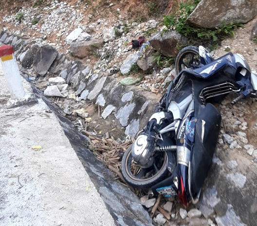 Chiếc xe máy bị hư hỏng nặng sau vụ tai nạn.
