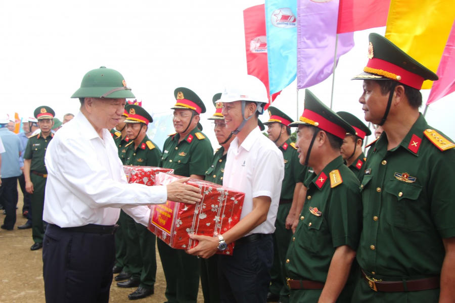 Tổng Bí thư Tô Lâm trao quà cho các đơn vị thi công hai công trình trọng điểm trên địa bàn đảo Hòn Khoai.