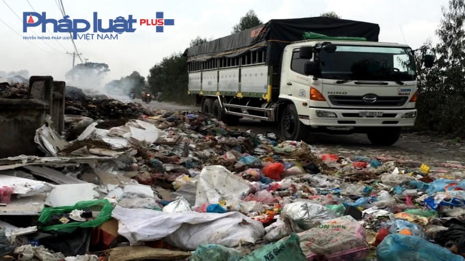 Xe tải qua đoạn đường này nhiều, trong khi rác thải kiểu như thế này dễ gây tai nạn cho người tham gia giao thông.