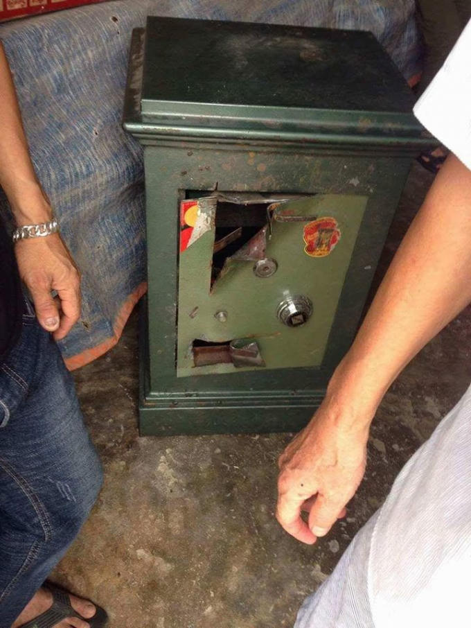 Chiếc két bị phá nhưng Tuấn chưa kịp lấy đi tài sản nào thì gia chủ về nên tên trộm đã bỏ chạy.