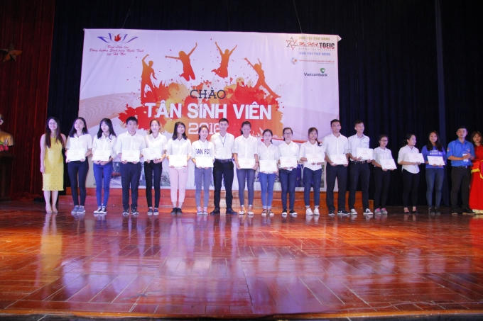 Trao 20 suất học bổng Tiếng Anh trị giá 2.000.000đ, 5 suất học bổng tiếng anh toàn phần của Trung tâm Tiếng Anh Miss Hoa toiec cho các bạn tân sinh viên tiêu biểu.