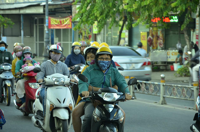 Người Sài Gòn co ro trong cái lạnh đầu mùa