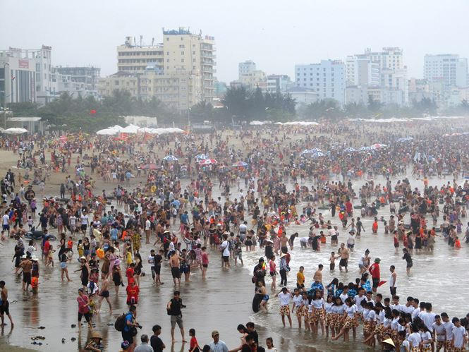 Nhiều du khách lựa chọn biển Sầm Sơn để nghỉ lễ vì bãi biển đẹp, giá cả phù hợp...