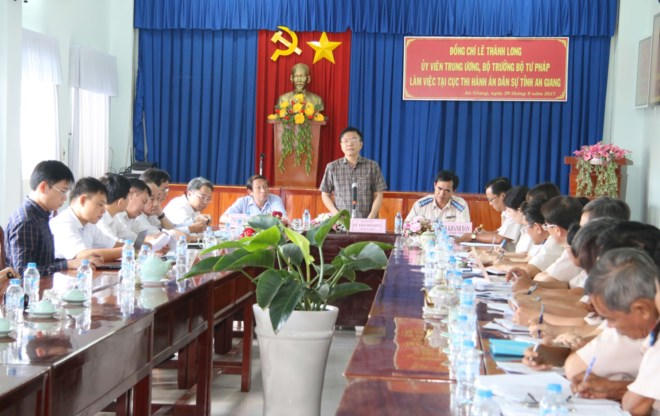 Bộ trưởng Bộ Tư pháp cùng Đoàn công tác Bộ Tư pháp làm việc với Cục THADS An Giang.