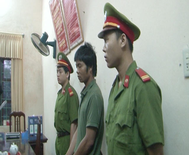 Đối tượng Đinh Anh Quỳnh (ở giữa) tại cơ quan Công an.