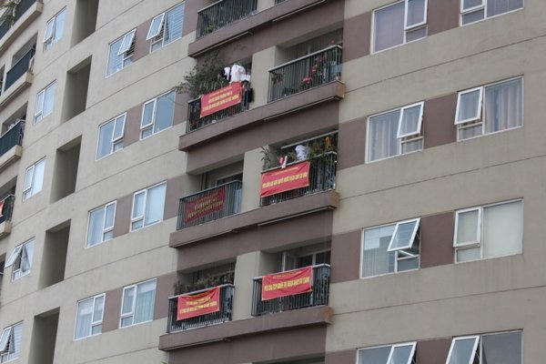 Căng khẩu hiệu phản đối chủ đầu tư.