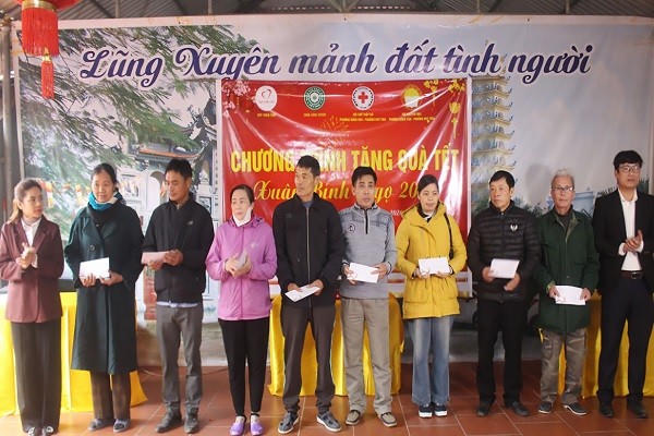 Hội Chữ Thập đỏ tỉnh, Hội Khuyến học phường Đồng Văn, phường Duy Tiên phối hợp với Quỹ Thiện Tâm thuộc Tập đoàn Vingroup và chùa Lũng Xuyên tổ chức chương trình tặng quà Tết Xuân Bính Ngọ năm 2026.