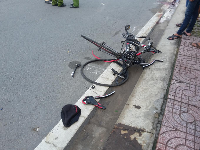 Chiếc xe đạp bị tông dập nát.