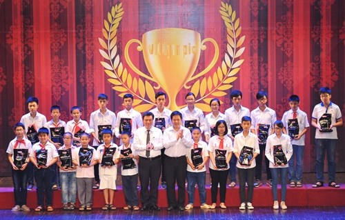 Trao máy tính cho thí sinh đạt thành tích cao trong cuộc thi.