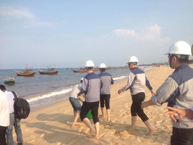 Đoàn công tác của Viện Công nghệ Môi trường – Bộ Tài nguyên Môi Trường đã có mặt tại hiện trường để lấy các mẩu nước, mẩu tảo, cá, ốc,… để xét nghiệm (Ảnh: Văn Ba).