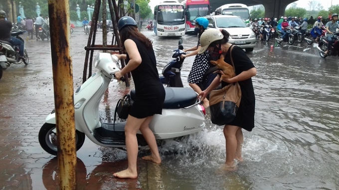 Lòng đường ùn ứ nước khiến người dân lúng túng.