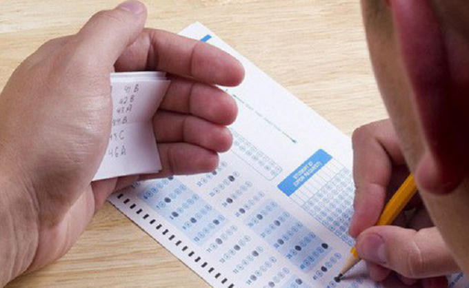 Thủ tướng chỉ đạo xác minh phản ánh gian lận điểm thi thể hiện dấu hiệu đưa, nhận hối lộ (ảnh minh họa).