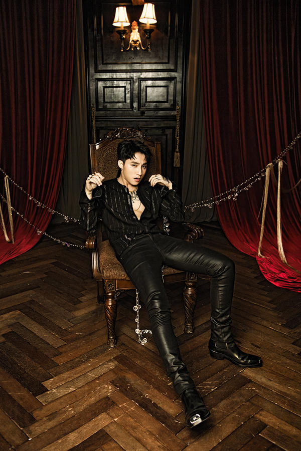 Nam ca sĩ diện cả cây đen của nhà mốt Saint Laurent và kết hợp với boots da mũi vuông do Calvin Klein thiết kế. Chỉ tính riêng chiếc sơ mi đen và quần skinny da đã tiêu tốn gần 80 triệu đồng.