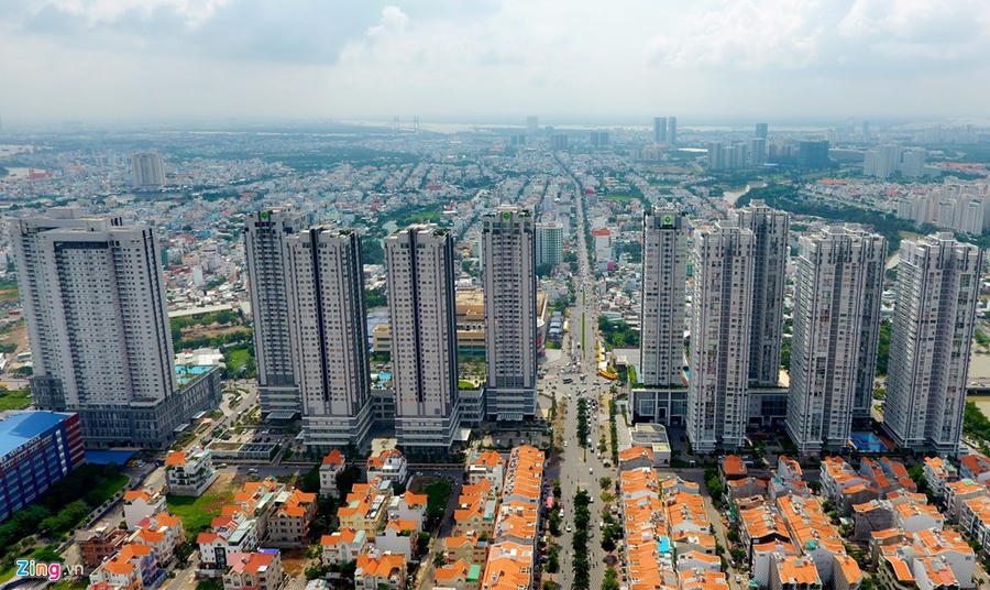 Hơn 10 tòa cao ốc trên khoảng 500m đường Nguyễn Hữu Thọ, quận 7. Ảnh: Zing.vn