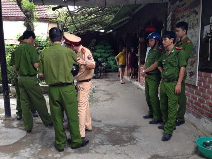 Khám nghiệm hiện trường vụ án.