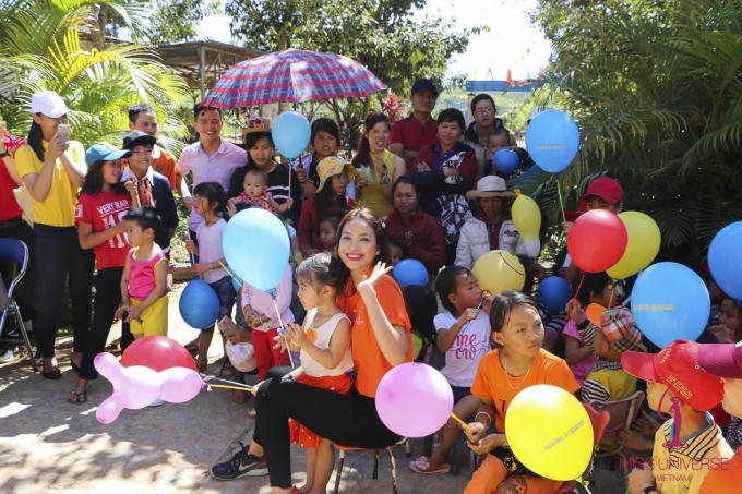Dàn Hoa hậu, Á h&acirc;̣u kh&ocirc;ng ngại ng&ocirc;̀i m&aacute;y c&agrave;y đến với trẻ em ngh&egrave;o v&ugrave;ng cao