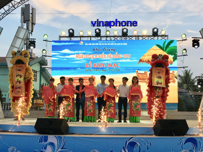 Lãnh đạo Sở Du lịch TP Đà Nẵng, BQL bán đảo Sơn Trà và các bãi biển du lịch Đà Nẵng... cắt băng khai mạc mùa lễ hội.