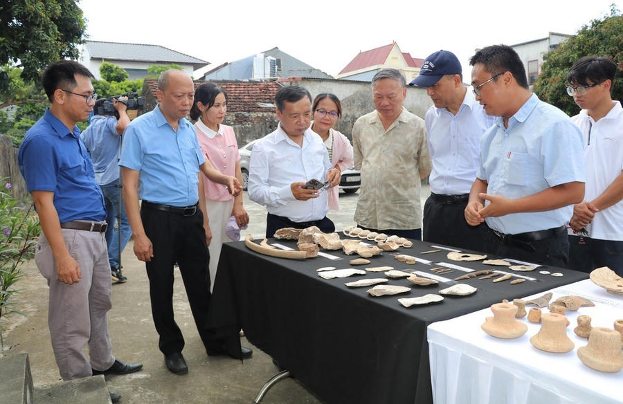 Những hiện vật tiêu biểu được khai quật trong năm 2025 tại di tích khảo cổ Mán Bạc, xã Đồng Thái, tỉnh Ninh Bình. Ảnh: Thùy Dung - TTXVN.