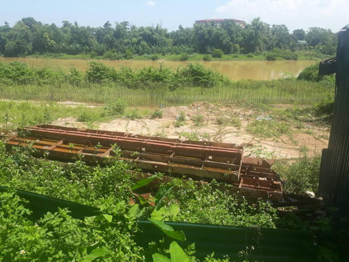 Sắt thép bị bỏ nhiều tháng nay tại khu vực phường Trưng Vương, TP Thái Nguyên.
