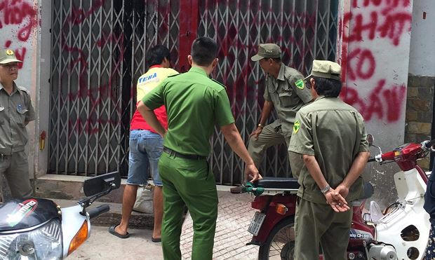 Căn nhà bị nhóm đòi nợ dùng sơn đỏ viết chi chít lên tường, lên cửa.