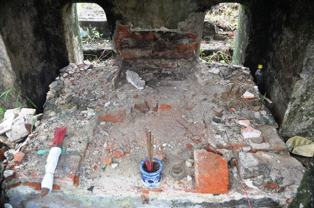 Nhà bia bị đào xới