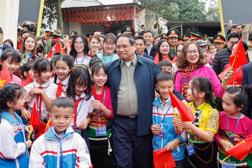 Thủ tướng và các em học sinh dự lễ khởi công dự án Trường liên cấp Cẩm Thạch - Ảnh: Nhật Bắc