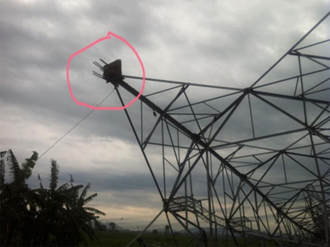 Những chiếc bu lông của cột điện khi mới đổ đều thẳng tuột.