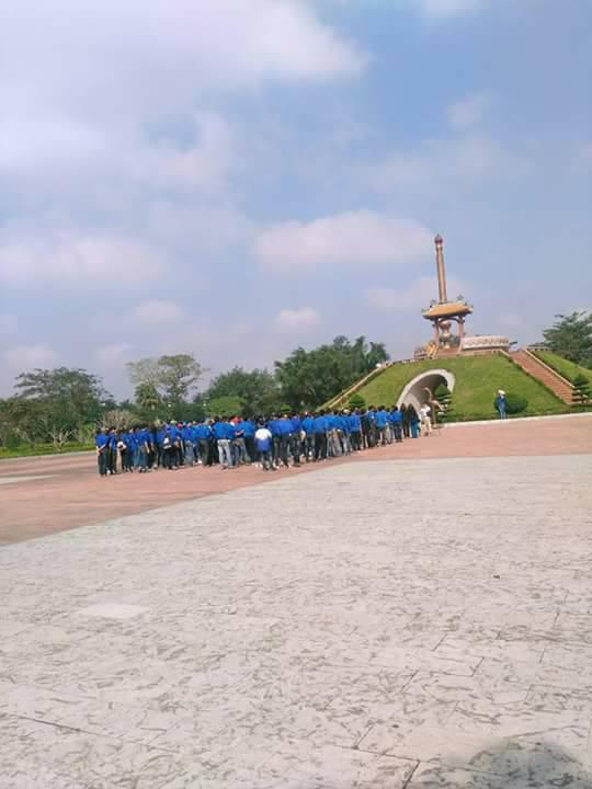 Giáo viên, học sinh trường THCS Kim Liên thăm Thành cổ.