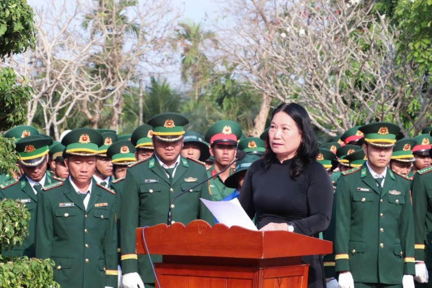 Phó Chủ tịch UBND tỉnh Vĩnh Long bày tỏ lòng biết ơn sâu sắc đối với các anh hùng liệt sĩ đã hy sinh vì sự nghiệp giải phóng dân tộc